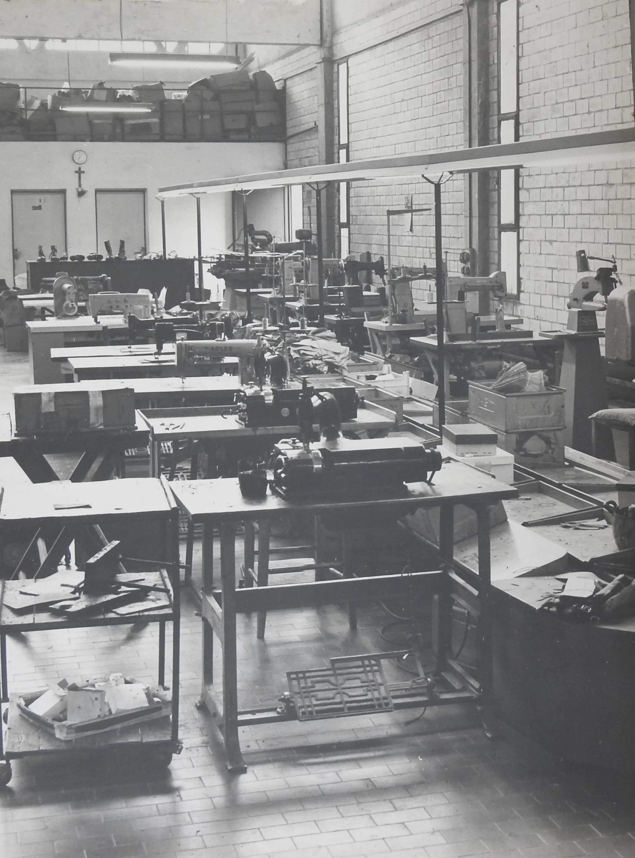 Interno del laboratorio artigianale di espositori